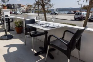 Terraza restaurante puerto arnela camariñas 2
